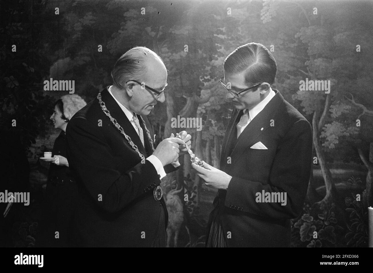Pieter van Vollenhoven ha il suo secondo figlio, Bernhard Lucas Emmanuel, registrato presso il municipio di Nijmegen, dove Pieter riceve un cucchiaio da De Graaf, il 31 dicembre 1969, principi, comuni, Paesi Bassi, foto agenzia stampa del xx secolo, notizie da ricordare, documentario, fotografia storica 1945-1990, storie visive, Storia umana del XX secolo, che cattura momenti nel tempo Foto Stock