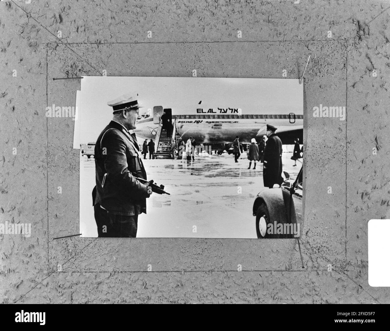 Agenti di polizia con armi automatiche sorvegliano gli aerei El al all'aeroporto di Vienna Schwechat, 23 febbraio 1969, AGENTI DI POLIZIA, ARMI, Aeroporti, Paesi Bassi, foto agenzia stampa del XX secolo, notizie da ricordare, documentario, fotografia storica 1945-1990, storie visive, Storia umana del XX secolo, che cattura momenti nel tempo Foto Stock