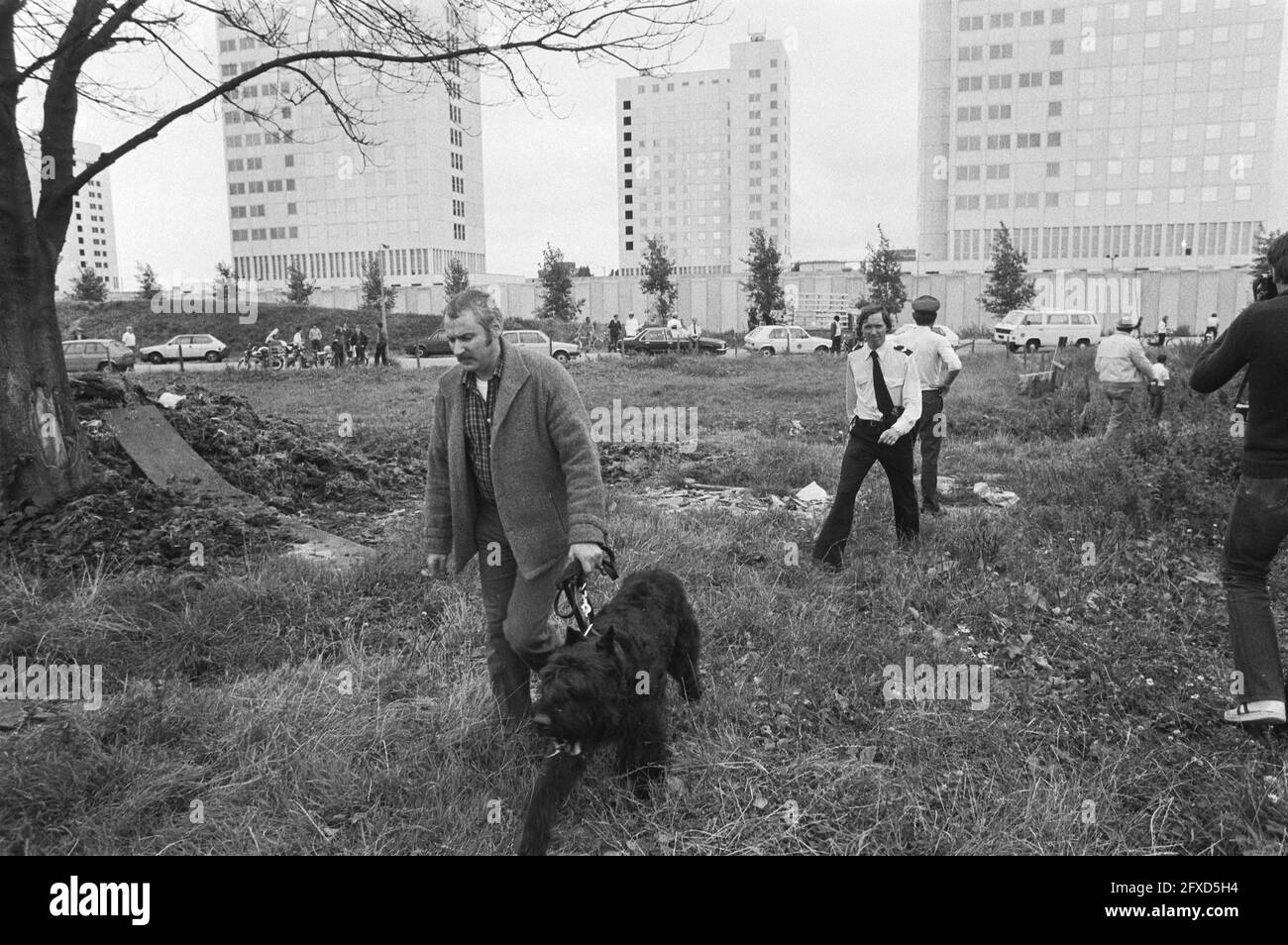 I poliziotti e un cane con un cane di polizia di fronte agli edifici della prigione di Bijlmer (Bijlmerbajes) in cerca di un prigioniero fuggito, 28 agosto 1981, prigionieri, poliziotti, Cerca cani, ricerche, Paesi Bassi, foto agenzia stampa del XX secolo, notizie da ricordare, documentario, fotografia storica 1945-1990, storie visive, Storia umana del XX secolo, che cattura momenti nel tempo Foto Stock