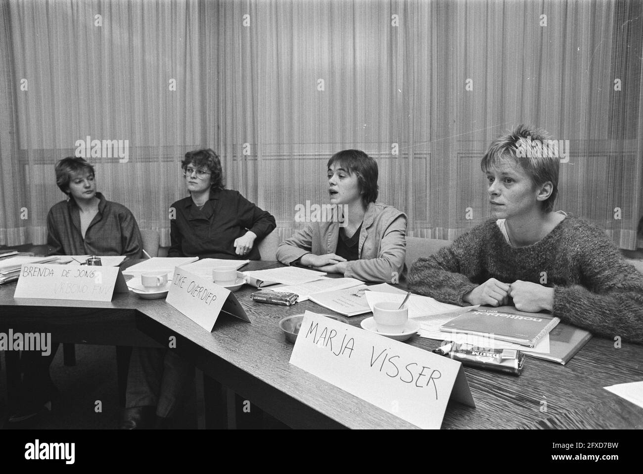 Presentazione della ricerca prodotta in Home Work, Women's Union FNV, president Karin Adelmund, Brenda de Jong, gennaio 13, 1984, CONFEDERAZIONE DELLE DONNE, studi, Paesi Bassi, foto agenzia stampa del XX secolo, notizie da ricordare, documentario, fotografia storica 1945-1990, storie visive, Storia umana del XX secolo, che cattura momenti nel tempo Foto Stock