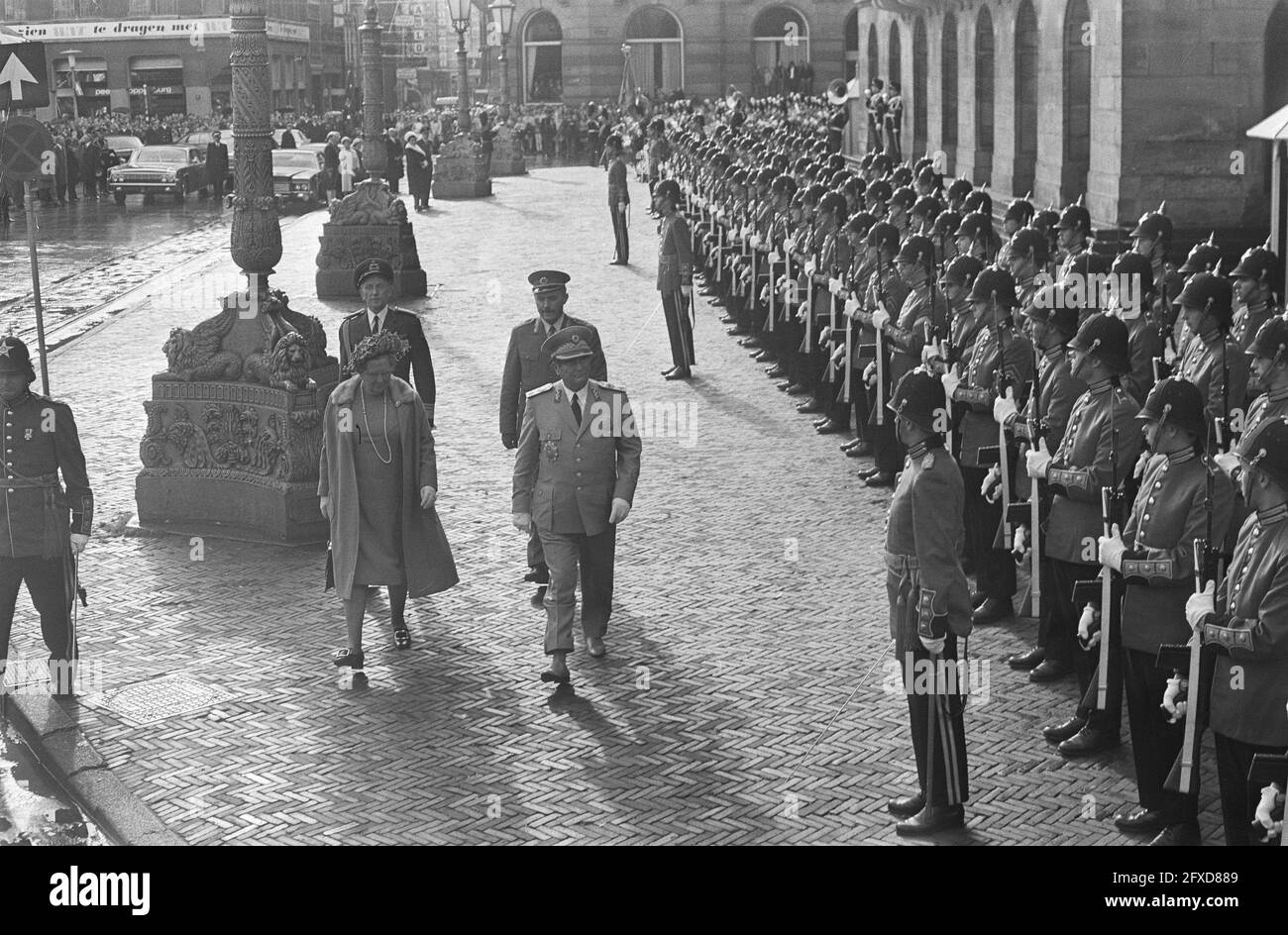 Il presidente Tito e la regina Juliana ispezionano la guardia d'onore al Palazzo di Piazza Dam, Amsterdam, 20 ottobre 1970, guardie d'onore, regine, presidenti, Paesi Bassi, foto agenzia stampa del XX secolo, notizie da ricordare, documentario, fotografia storica 1945-1990, storie visive, Storia umana del XX secolo, che cattura momenti nel tempo Foto Stock