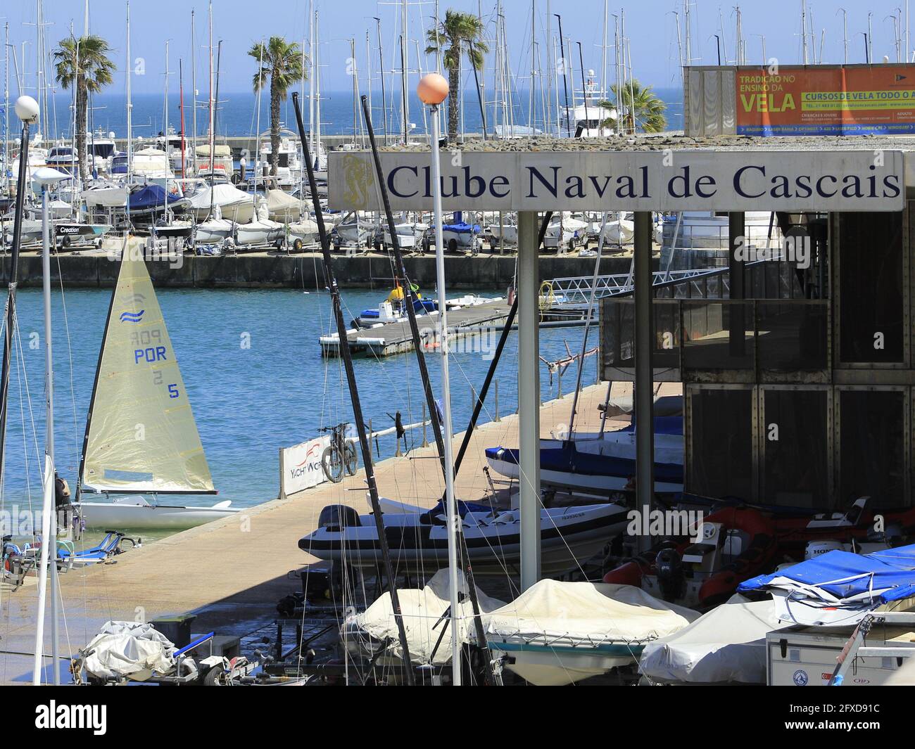 Cascais, Lisboa Portogallo. 26 Maggio 2021. (INT) Vista della Marina di Cascais in Portogallo. 26 maggio 2021, Cascais, Portogallo: Vista della Marina Cascais, una delle più grandi della Riviera portoghese, questo Mercoledì (26). Credit: Edson De Souza/TheNews2 Credit: Edson De Souza/TheNEWS2/ZUMA Wire/Alamy Live News Foto Stock