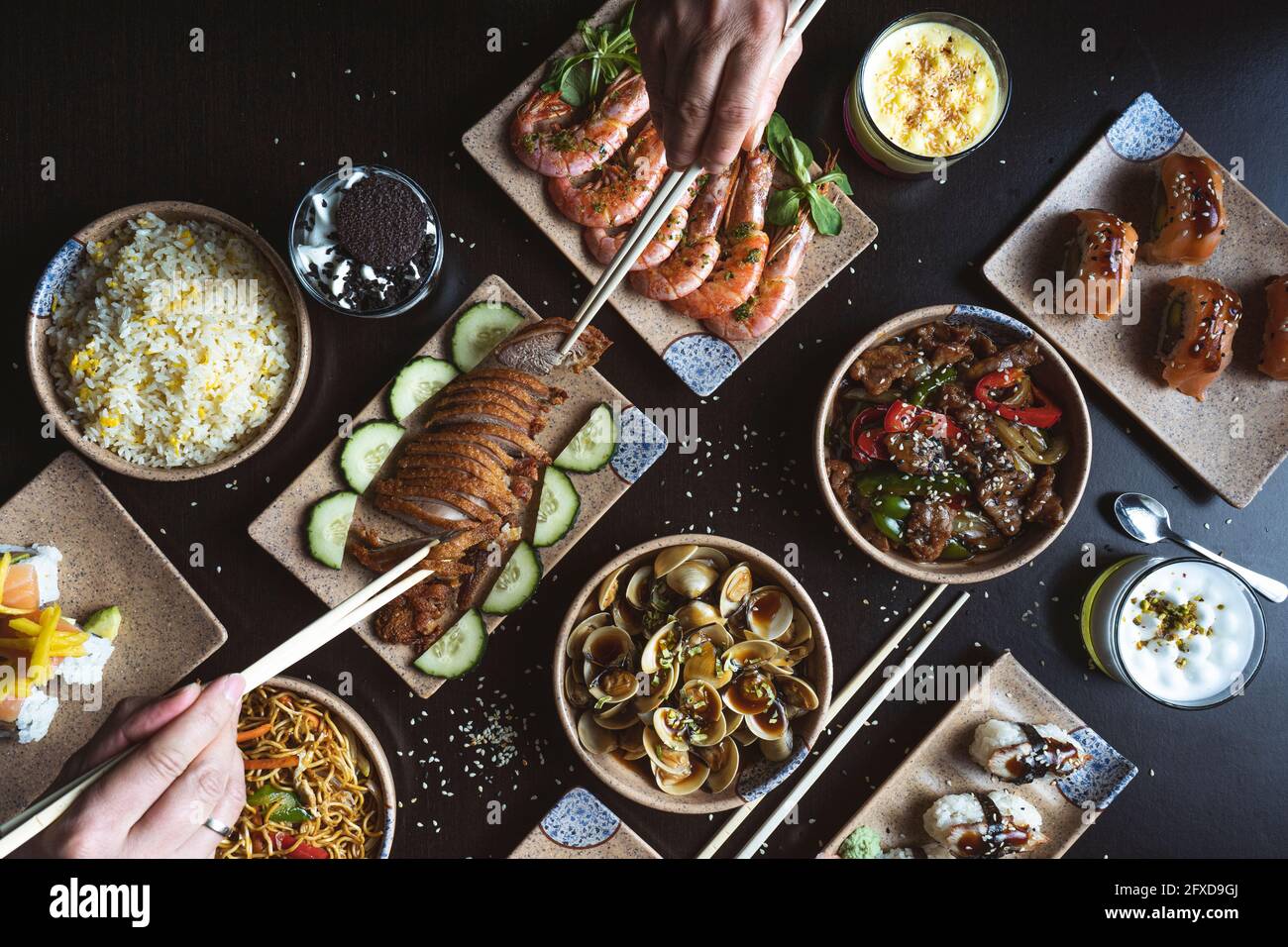 Cena in coppia con bastoncini al tavolo del ristorante giapponese Foto Stock