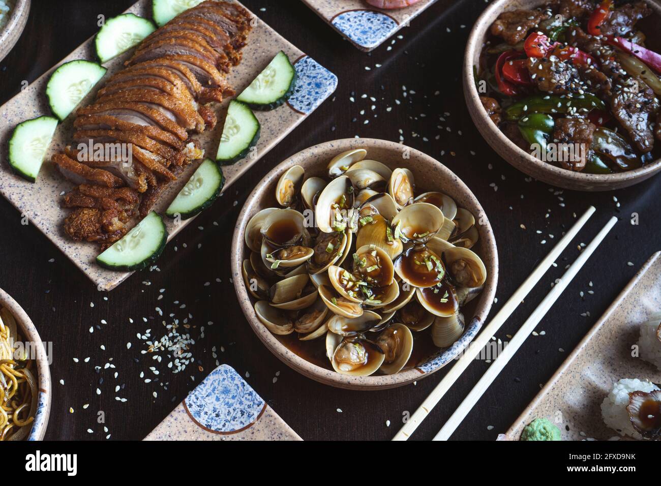 Vari piatti di stile Giapponese sul tavolo del ristorante Foto Stock