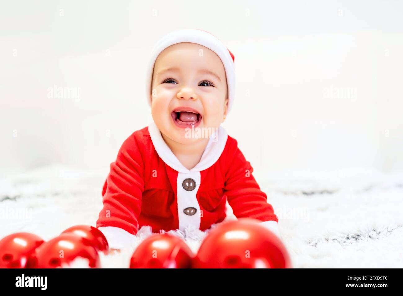 bel bambino con la sua tuta santa Foto Stock