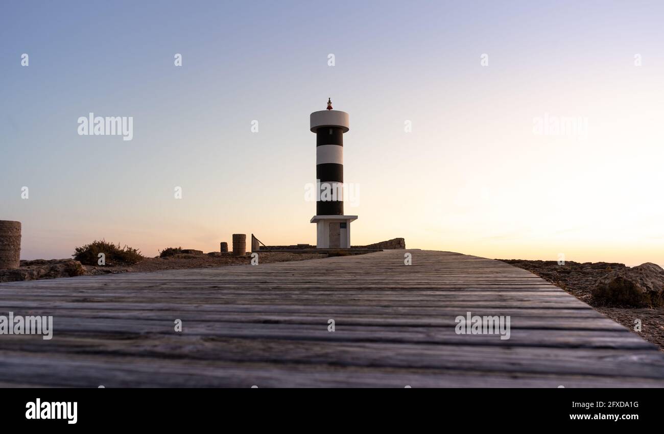 Vista panoramica ad angolo basso del passaggio pedonale in legno verso A. faro Foto Stock