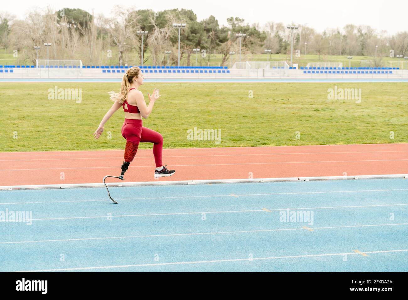 Forte atleta portatore di handicap che corre sullo stadio Foto Stock