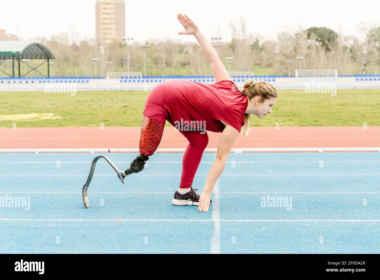 Corridore disabili durante l'allenamento allo stadio Foto Stock Corridore disabili durante l'allenamento allo stadio Foto Stock