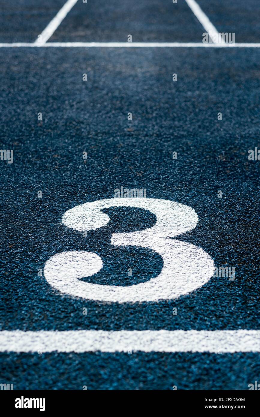 Corsia numero 3 in uno stadio sportivo Foto Stock