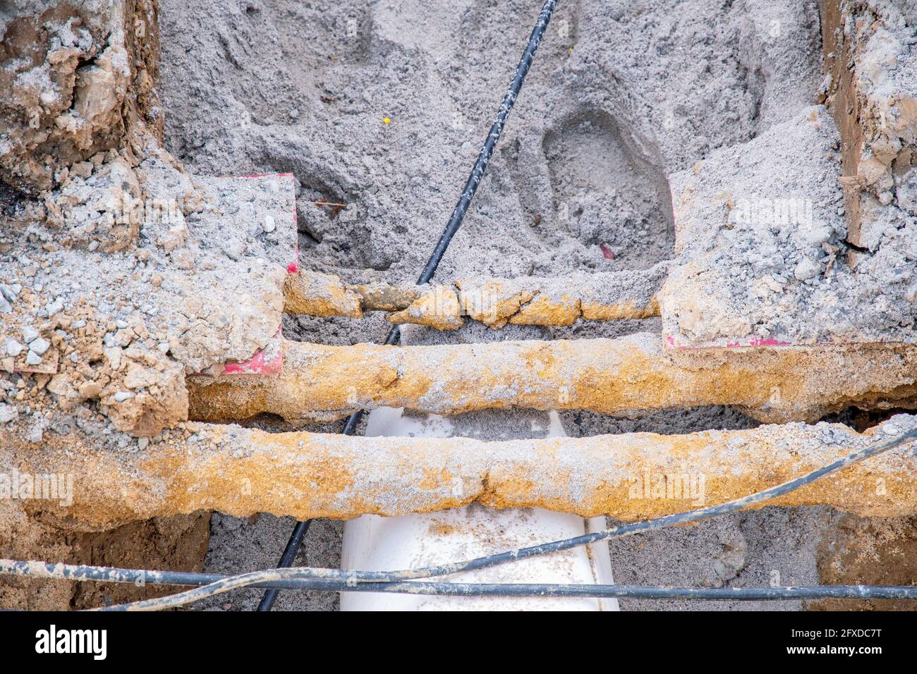 I tubi di riscaldamento distrettuali sono stati posati in tubi di plastica neri cantiere Foto Stock