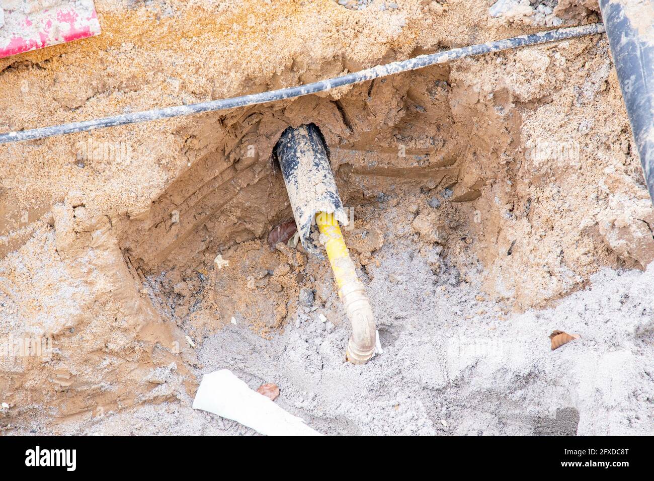 Una canalizzazione di teleriscaldamento posata in tubi di plastica nera su il cantiere Foto Stock