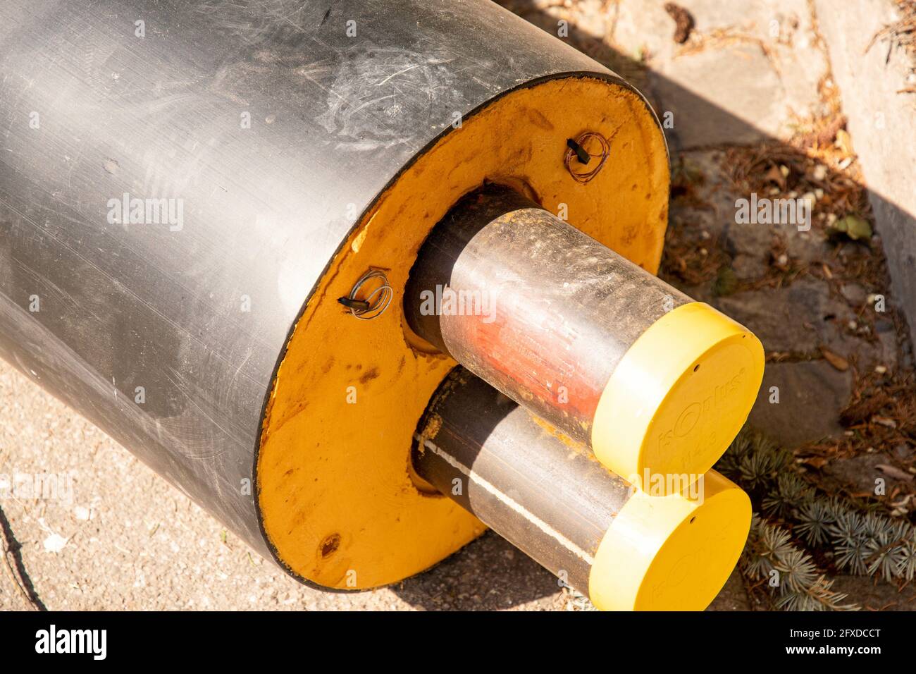 Un primo piano di tubi di teleriscaldamento in cantiere Foto Stock