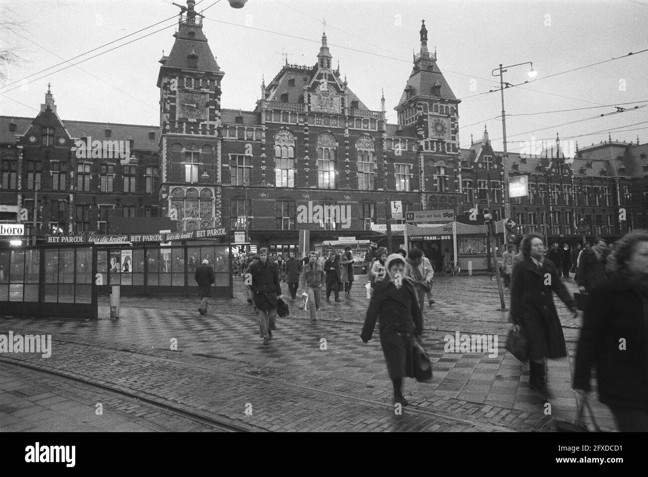 Sciopero di solidarietà a Gemeentelijk Vervoerbedrijf ad Amsterdam, durante l'ora di punta della mattina; a piedi per lavorare su piste abbandonate di fronte alla stazione centrale, 8 febbraio 1977, scioperi, Paesi Bassi, foto agenzia stampa del xx secolo, notizie da ricordare, documentario, fotografia storica 1945-1990, storie visive, Storia umana del XX secolo, che cattura momenti nel tempo Foto Stock