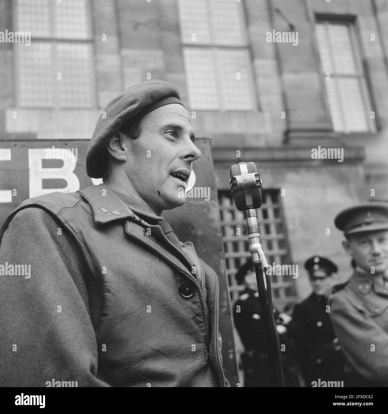 Soldiers [in Piazza Dam ad Amsterdam]. Un tenente canadese (o britannico) dà un discorso, 1945, militare, Paesi Bassi, foto agenzia stampa del XX secolo, notizie da ricordare, documentario, fotografia storica 1945-1990, storie visive, Storia umana del XX secolo, che cattura momenti nel tempo Foto Stock