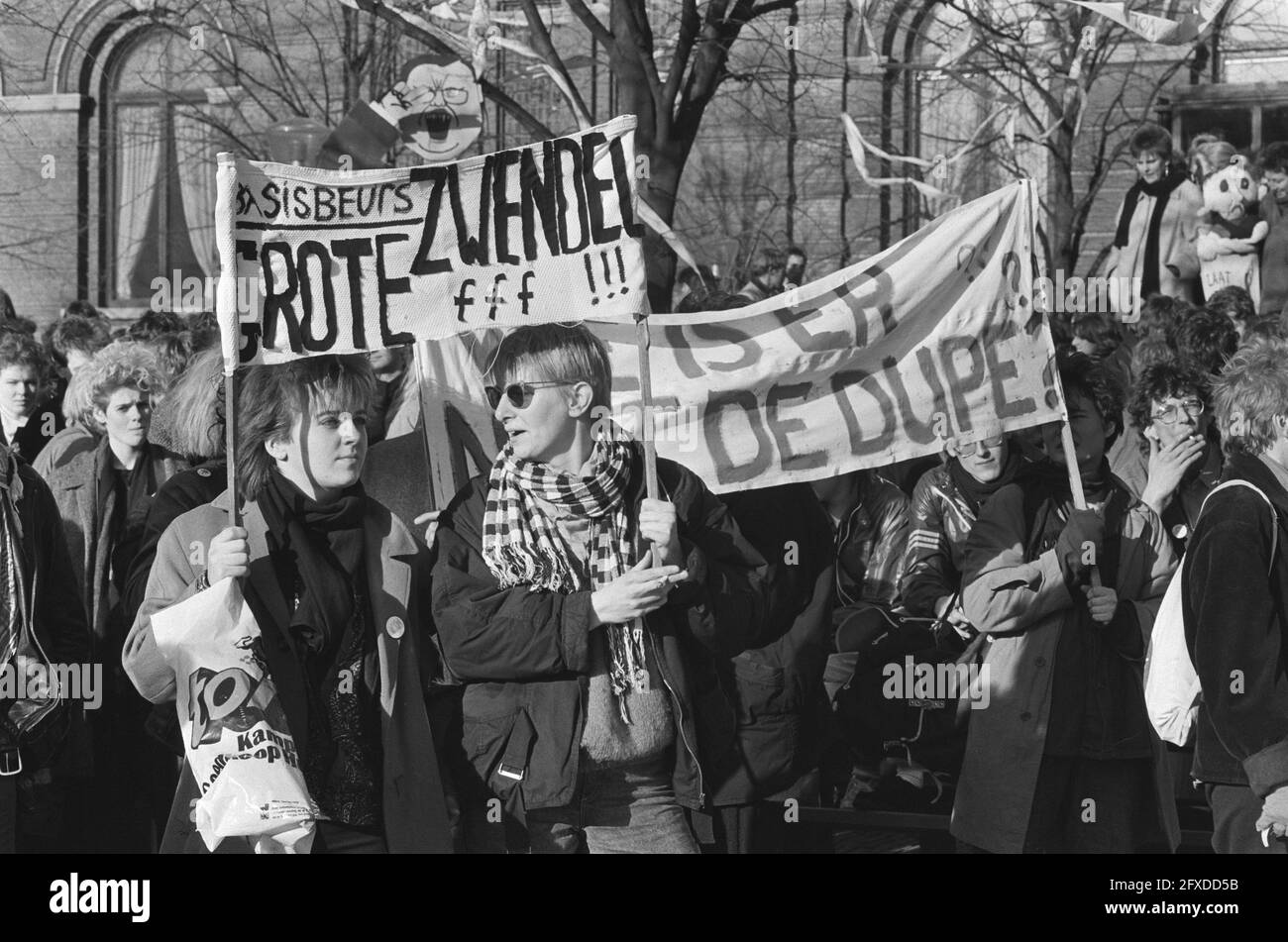 Banner Basic Scholarship scam, 23 gennaio 1986, dimostrazioni, banner, Studenti, finanza studentesca, Paesi Bassi, foto agenzia stampa del XX secolo, notizie da ricordare, documentario, fotografia storica 1945-1990, storie visive, Storia umana del XX secolo, che cattura momenti nel tempo Foto Stock