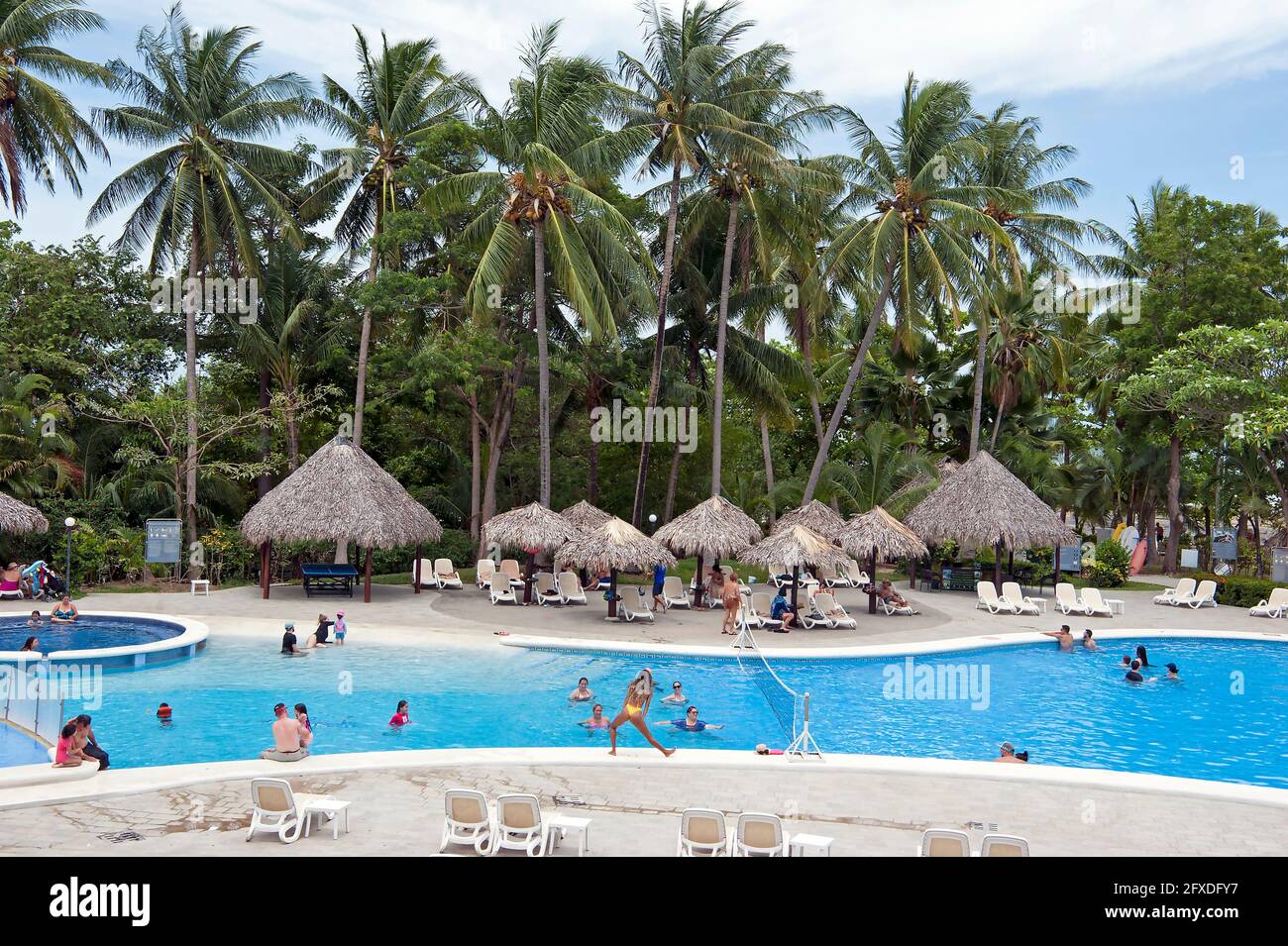 Istruttore di aerobica in acqua presso la piscina di un resort a Tamarindo, Costa Rica, America Centrale Foto Stock