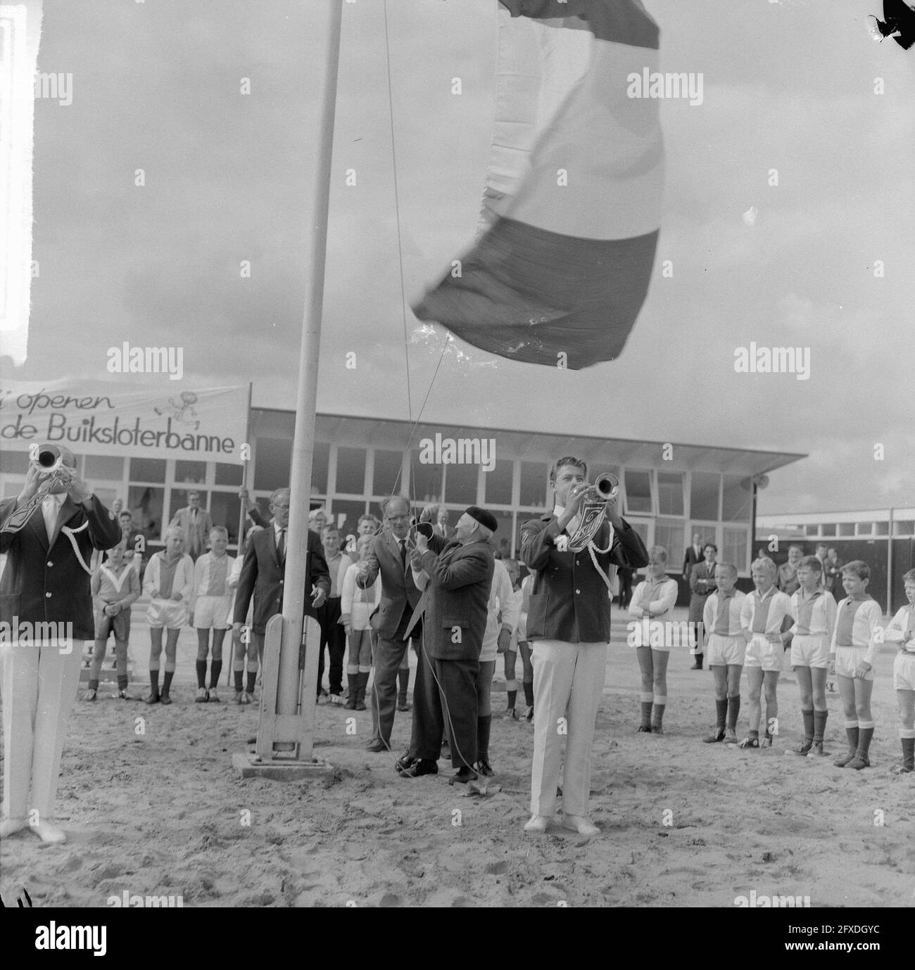 Complesso sportivo dei Volewijckers al Buiksloterbanne in uso. Bandiera è issata, 30 agosto 1964, complessi, sport, Campi, calcio, Paesi Bassi, foto agenzia stampa del XX secolo, notizie da ricordare, documentario, fotografia storica 1945-1990, storie visive, Storia umana del XX secolo, che cattura momenti nel tempo Foto Stock