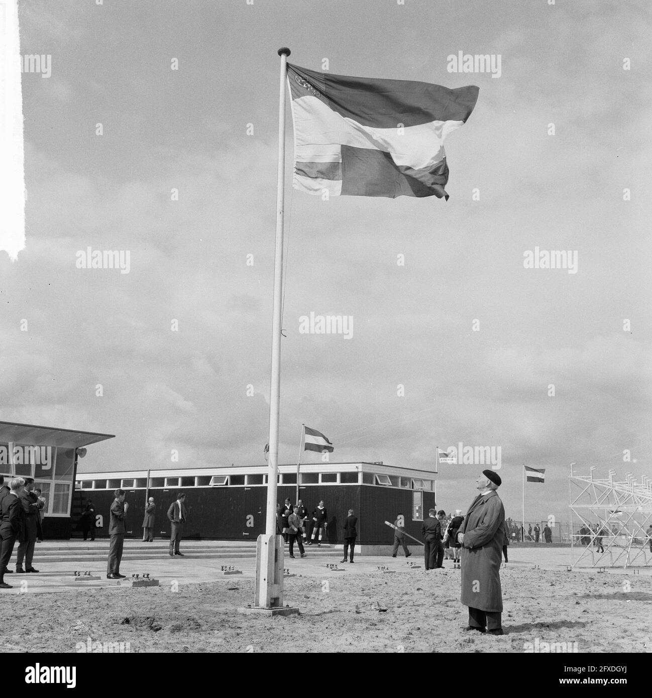 Complesso sportivo dei Volewijckers sulla Buiksloterbanne messo in uso. Bandiera nell'aria, 30 agosto 1964, complessi, sport, Campi, bandiere, calcio, Paesi Bassi, foto agenzia stampa del XX secolo, notizie da ricordare, documentario, fotografia storica 1945-1990, storie visive, Storia umana del XX secolo, che cattura momenti nel tempo Foto Stock