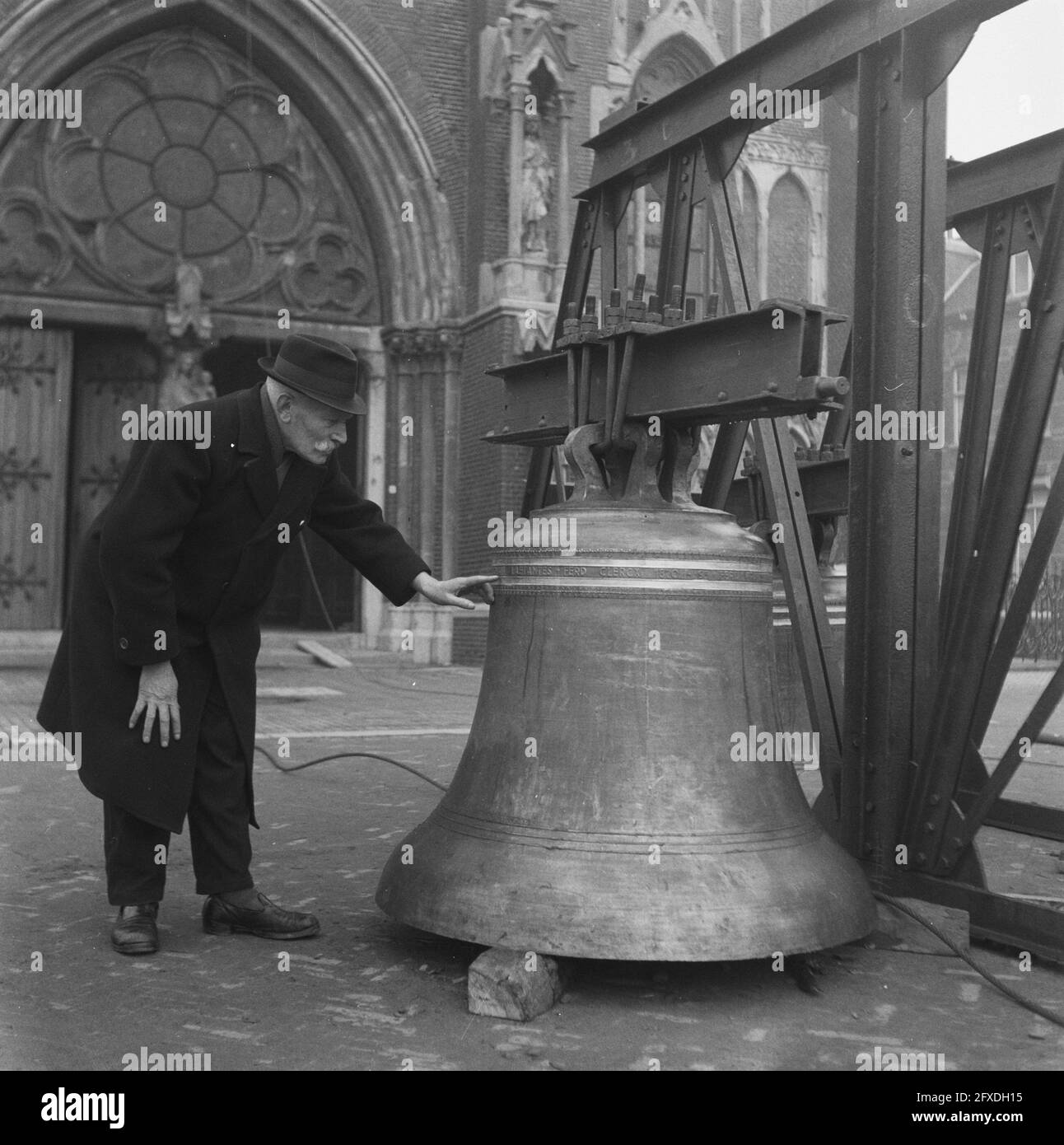 Campane che suonano, 12 dicembre 1946, OROLOGI, Paesi Bassi, foto agenzia stampa del xx secolo, notizie da ricordare, documentario, fotografia storica 1945-1990, storie visive, Storia umana del XX secolo, che cattura momenti nel tempo Foto Stock