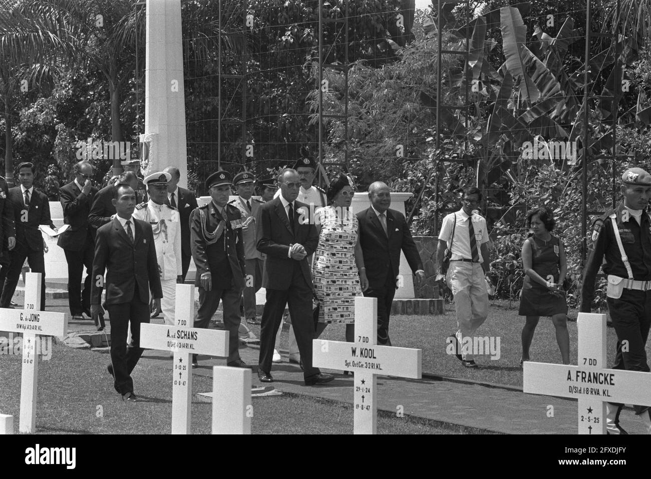 Visita di Stato della Regina Juliana e del Principe Bernhard in Indonesia, Regina Juliana e Berhard deporre la corona olandese di campo d'onore Menteng Puno, 28 agosto 1971, campi d'onore, regine, Visite di Stato, Paesi Bassi, foto agenzia stampa del XX secolo, notizie da ricordare, documentario, fotografia storica 1945-1990, storie visive, Storia umana del XX secolo, che cattura momenti nel tempo Foto Stock