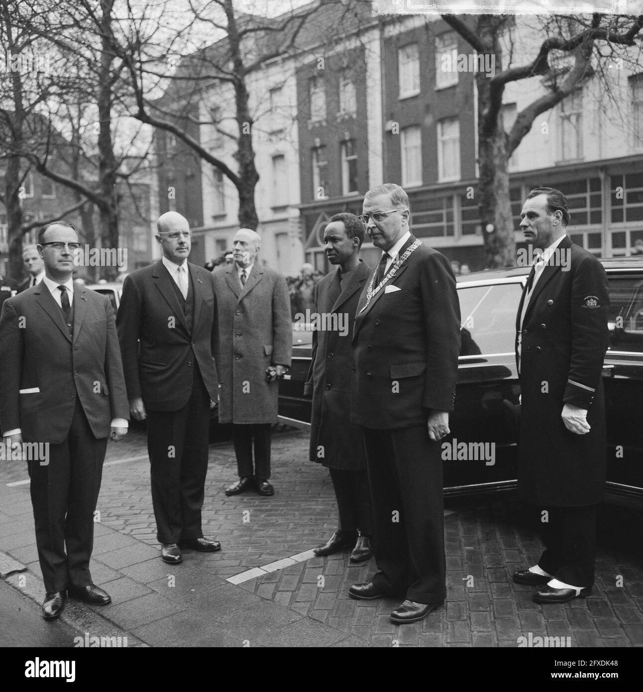 Visita di Stato Presidente Nyerere della Tanzania, arrivo Presidente Nyerere all'Amstel Hotel, Sindaco Van Hall e Presidente Nyerere, 21 aprile 1965, arrivi, sindaci, visite di stato, Paesi Bassi, foto agenzia stampa del XX secolo, notizie da ricordare, documentario, fotografia storica 1945-1990, storie visive, Storia umana del XX secolo, che cattura momenti nel tempo Foto Stock