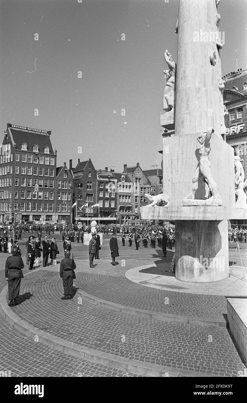 Visita di Stato della Regina e del Re del Nepal ad Amsterdam, il Re del Nepal, Mahendra Bir Bikram Shah Deva, depone una corona ai piedi del monumento in Piazza Dam, 25 aprile 1967, re, regine, Monumenti, Paesi Bassi, foto agenzia stampa del XX secolo, notizie da ricordare, documentario, fotografia storica 1945-1990, storie visive, Storia umana del XX secolo, che cattura momenti nel tempo Foto Stock