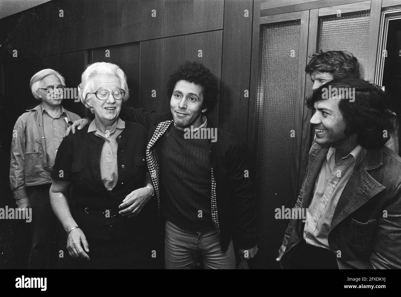 Segretario di Stato Haars of Justice con membro (abbracciato) della Fondazione L.A.K.W.A.B. i.v.v. Politica degli stranieri, 7 luglio 1980, Segretari di Stato, Fondazioni, I Paesi Bassi, foto agenzia stampa del XX secolo, notizie da ricordare, documentario, fotografia storica 1945-1990, storie visive, Storia umana del XX secolo, che cattura momenti nel tempo Foto Stock