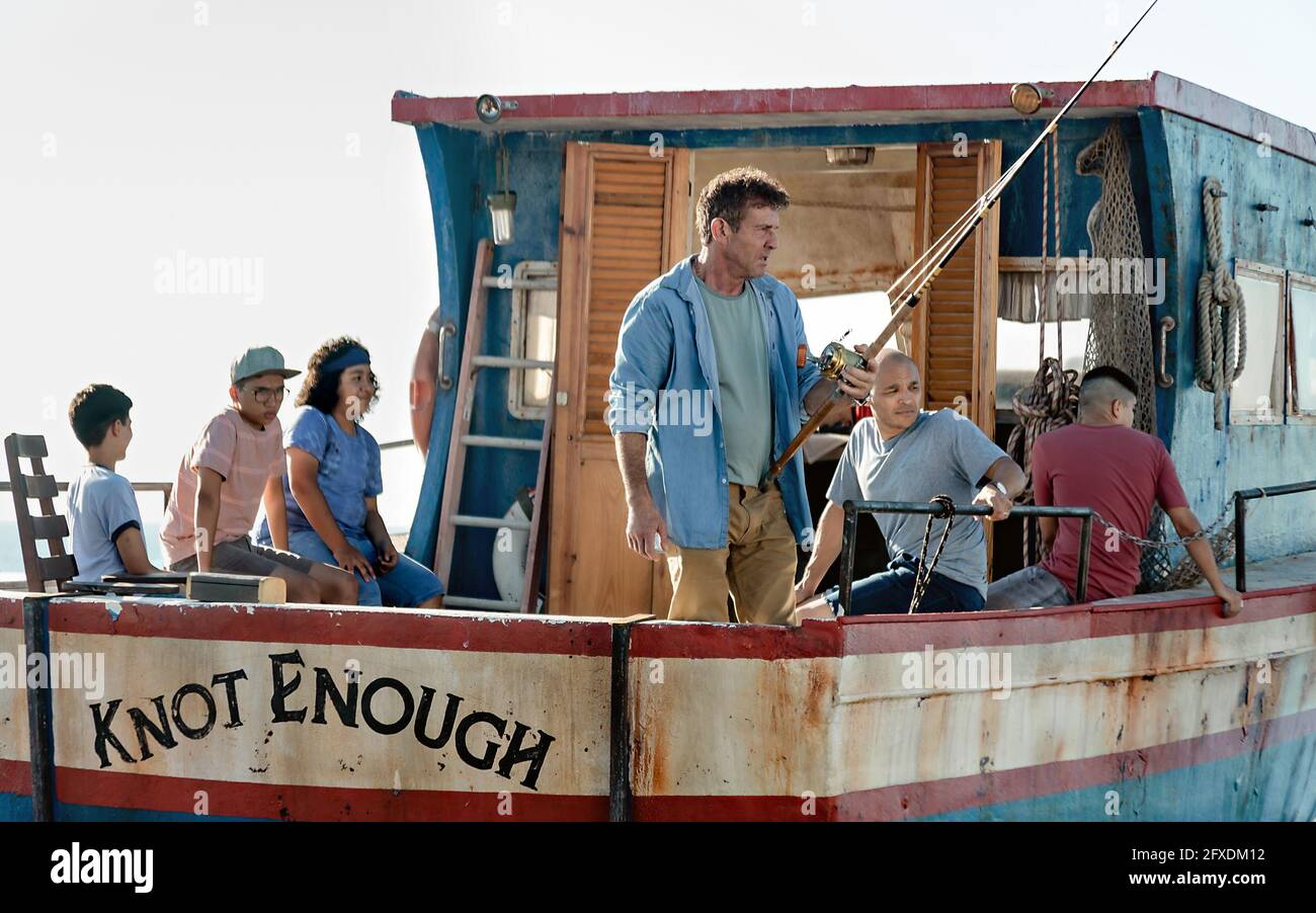 DATA DI USCITA: 27 maggio 2021 TITOLO: Blue Miracle STUDIO: Focus Features DIRETTORE: Julio Quintana TRAMA: Per salvare il loro orfanotrofio a corto di denaro, un guardiano e il suo partner per bambini con un capitano di barca lavato per avere la possibilità di vincere una gara di pesca lucrativa. STEVE Gutierrez come Tweety, Anthony Gonzalez come Geco, Isaac Arellanes come Wiki, Nathan Arenas come Hollywood, DENNIS QUAID come Capitano Wade Malloy, Jimmy Gonzales come Omar, Miguel Angel Garcia come Moco. (Immagine di credito: © Netflix/immagini di intrattenimento) Foto Stock