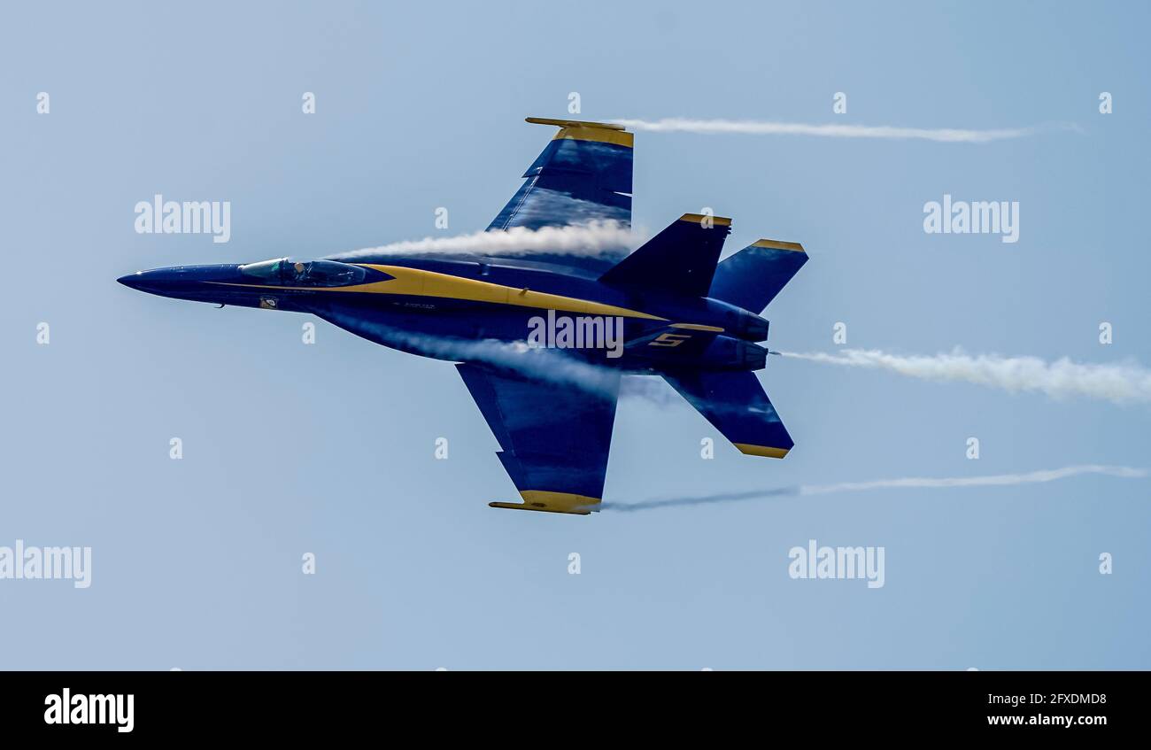 Annapolis, MD, Stati Uniti. 26 Maggio 2021. 26 maggio 2021: Gli Stati Uniti NavyÕs Blue Angels si esibiscono nei cieli di Annapolis, nel Maryland in una mostra aerea in preparazione per la US Naval AcademyÕs che ha inizio in due giorni. La squadra inizia a volare i combattenti F/A-18 e/F Super Hornet di Boeing quest'anno. Scott Serio/Eclipse Sportswire/CSM/Alamy Live News Foto Stock
