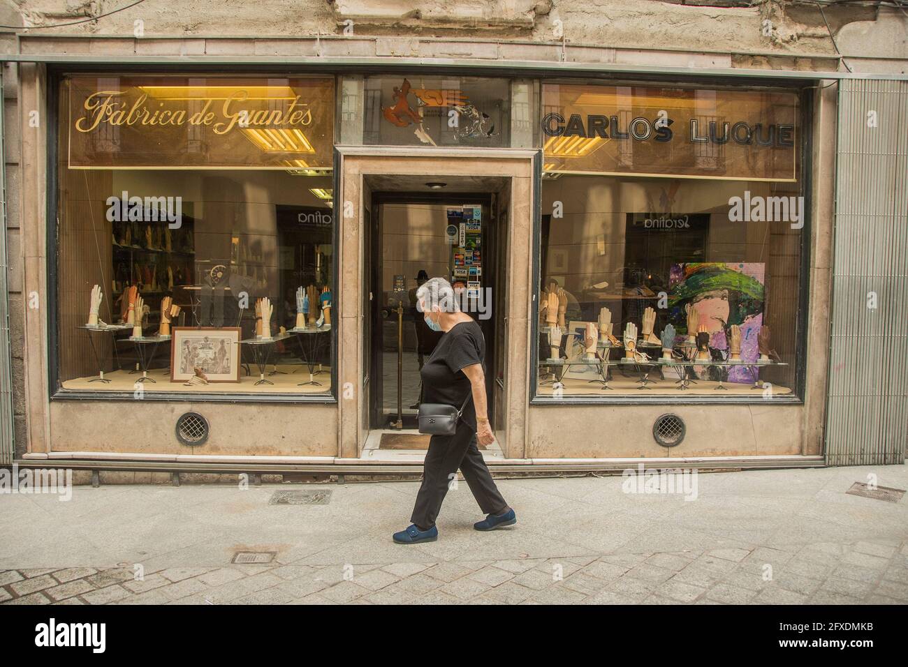 Il 10% dei residenti di Madrid si sente solitario frequentemente. La pandemia ha aggravato il problema, che non distingue tra età e moltiplicazioni tra i giovani, e il Consiglio comunale di Madrid ha promosso un piano biennale per prevenirlo con un bilancio di 2.5 milioni di euro. La strategia include programmi già implementati in città e nuovi modi per rilevare la solitudine indesiderata, come un sito web, un'app mobile per richiedere accompagnamenti e visite a casa a 7,000 persone che inizieranno il 1° giugno. Per la prima volta, questo piano a 360 gradi è promosso congiuntamente dall'area delle famiglie, Equalit Foto Stock