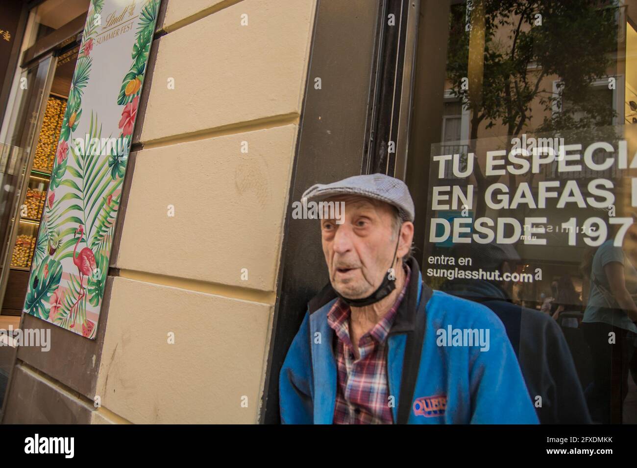 Il 10% dei residenti di Madrid si sente solitario frequentemente. La pandemia ha aggravato il problema, che non distingue tra età e moltiplicazioni tra i giovani, e il Consiglio comunale di Madrid ha promosso un piano biennale per prevenirlo con un bilancio di 2.5 milioni di euro. La strategia include programmi già implementati in città e nuovi modi per rilevare la solitudine indesiderata, come un sito web, un'app mobile per richiedere accompagnamenti e visite a casa a 7,000 persone che inizieranno il 1° giugno. Per la prima volta, questo piano a 360 gradi è promosso congiuntamente dall'area di ​​Families, Equalit Foto Stock