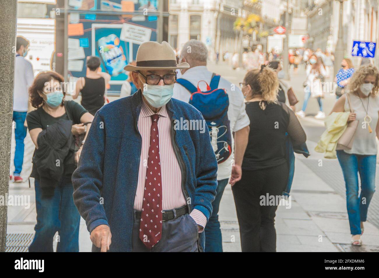 Il 10% dei residenti di Madrid si sente solitario frequentemente. La pandemia ha aggravato il problema, che non distingue tra età e moltiplicazioni tra i giovani, e il Consiglio comunale di Madrid ha promosso un piano biennale per prevenirlo con un bilancio di 2.5 milioni di euro. La strategia include programmi già implementati in città e nuovi modi per rilevare la solitudine indesiderata, come un sito web, un'app mobile per richiedere accompagnamenti e visite a casa a 7,000 persone che inizieranno il 1° giugno. Per la prima volta, questo piano a 360 gradi è promosso congiuntamente dall'area delle famiglie, Equalit Foto Stock