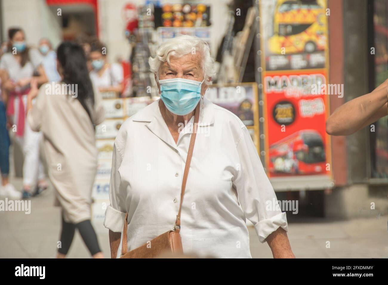 Il 10% dei residenti di Madrid si sente solitario frequentemente. La pandemia ha aggravato il problema, che non distingue tra età e moltiplicazioni tra i giovani, e il Consiglio comunale di Madrid ha promosso un piano biennale per prevenirlo con un bilancio di 2.5 milioni di euro. La strategia include programmi già implementati in città e nuovi modi per rilevare la solitudine indesiderata, come un sito web, un'app mobile per richiedere accompagnamenti e visite a casa a 7,000 persone che inizieranno il 1° giugno. Per la prima volta, questo piano a 360 gradi è promosso congiuntamente dall'area di ​​Families, Equalit Foto Stock