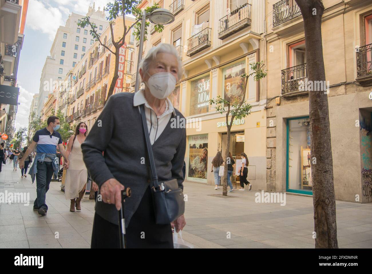 Il 10% dei residenti di Madrid si sente solitario frequentemente. La pandemia ha aggravato il problema, che non distingue tra età e moltiplicazioni tra i giovani, e il Consiglio comunale di Madrid ha promosso un piano biennale per prevenirlo con un bilancio di 2.5 milioni di euro. La strategia include programmi già implementati in città e nuovi modi per rilevare la solitudine indesiderata, come un sito web, un'app mobile per richiedere accompagnamenti e visite a casa a 7,000 persone che inizieranno il 1° giugno. Per la prima volta, questo piano a 360 gradi è promosso congiuntamente dall'area di ​​Families, Equalit Foto Stock