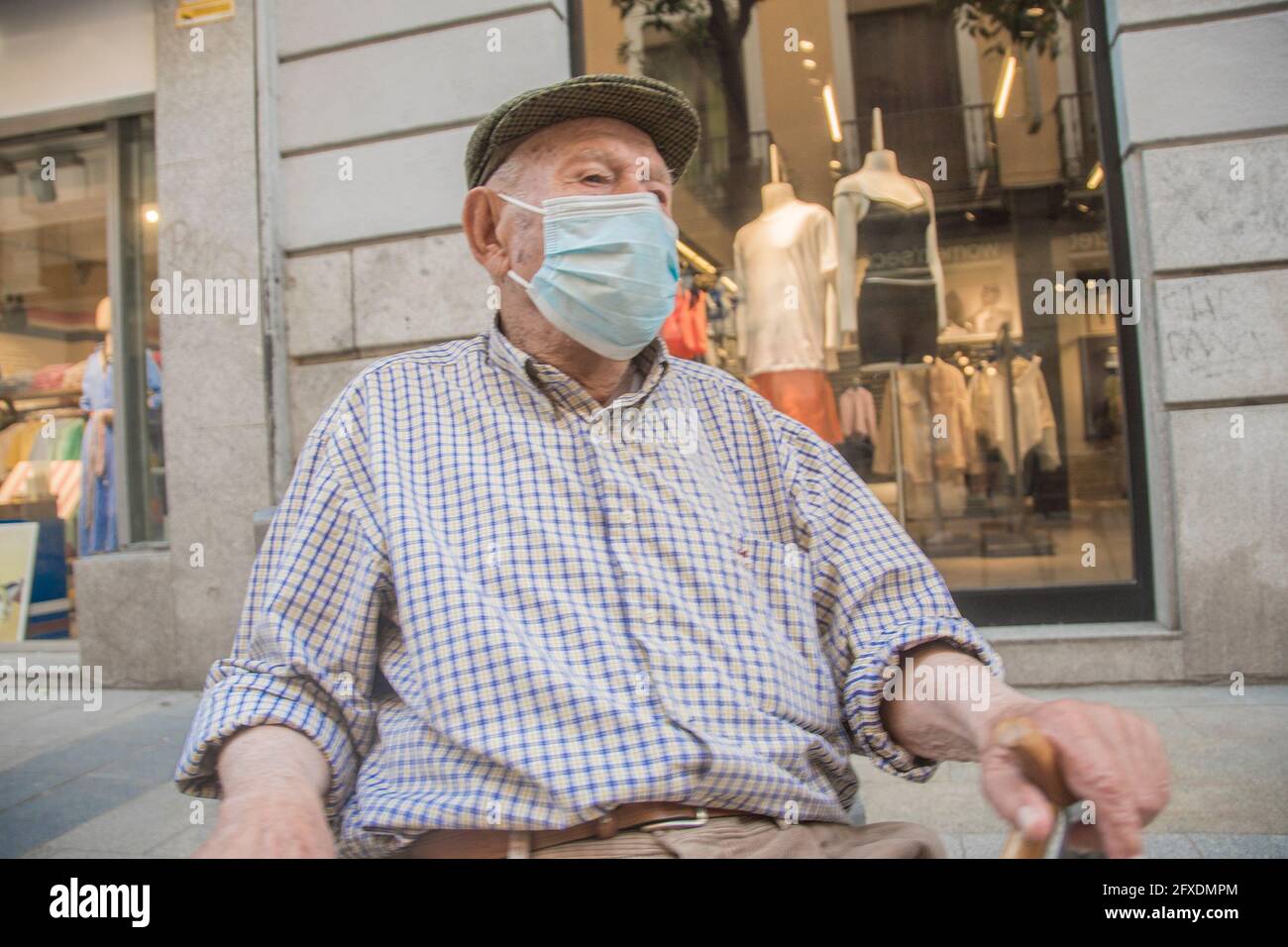 Il 10% dei residenti di Madrid si sente solitario frequentemente. La pandemia ha aggravato il problema, che non distingue tra età e moltiplicazioni tra i giovani, e il Consiglio comunale di Madrid ha promosso un piano biennale per prevenirlo con un bilancio di 2.5 milioni di euro. La strategia include programmi già implementati in città e nuovi modi per rilevare la solitudine indesiderata, come un sito web, un'app mobile per richiedere accompagnamenti e visite a casa a 7,000 persone che inizieranno il 1° giugno. Per la prima volta, questo piano a 360 gradi è promosso congiuntamente dall'area di ​​Families, Equalit Foto Stock