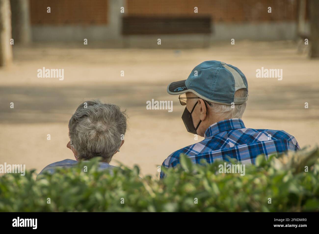 Il 10% dei residenti di Madrid si sente solitario frequentemente. La pandemia ha aggravato il problema, che non distingue tra età e moltiplicazioni tra i giovani, e il Consiglio comunale di Madrid ha promosso un piano biennale per prevenirlo con un bilancio di 2.5 milioni di euro. La strategia include programmi già implementati in città e nuovi modi per rilevare la solitudine indesiderata, come un sito web, un'app mobile per richiedere accompagnamenti e visite a casa a 7,000 persone che inizieranno il 1° giugno. Per la prima volta, questo piano a 360 gradi è promosso congiuntamente dall'area di ​​Families, Equalit Foto Stock