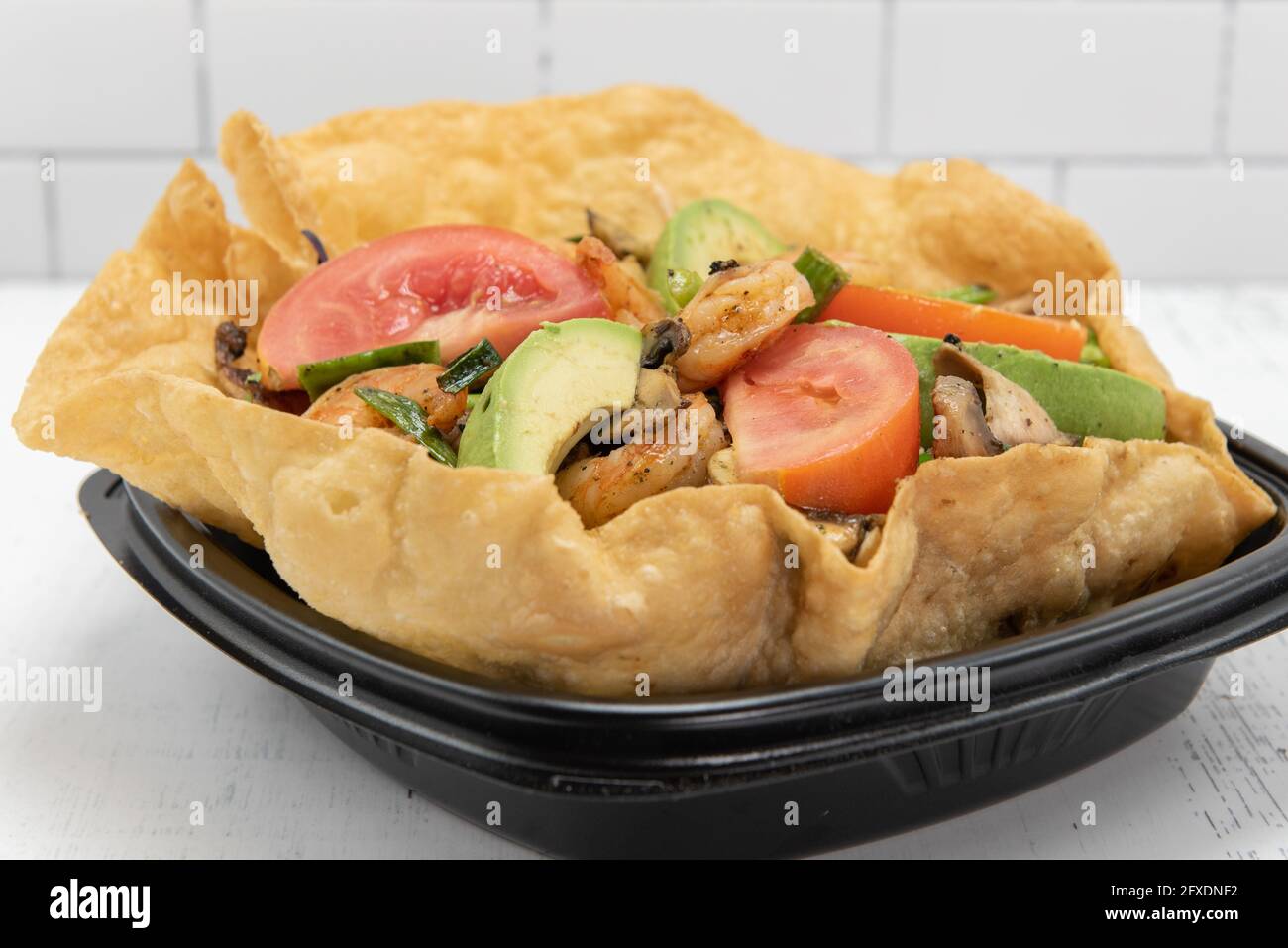 L'insalata di gamberi taco servita in una tostada croccante riempirà perfettamente il vostro appetito. Foto Stock