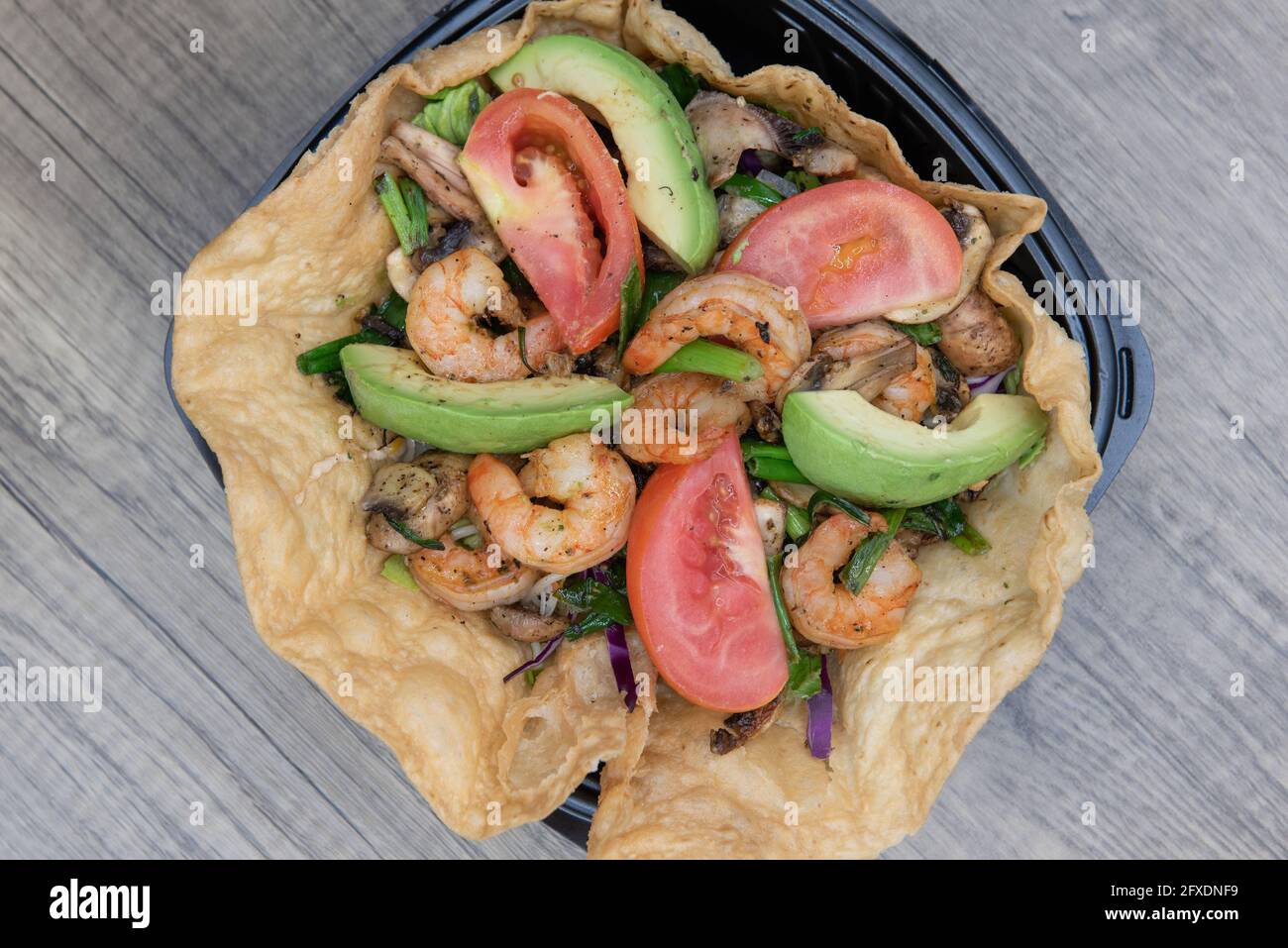 Vista dall'alto della insalata di gamberi taco servita in una tostada croccante riempirà perfettamente il vostro appetito. Foto Stock