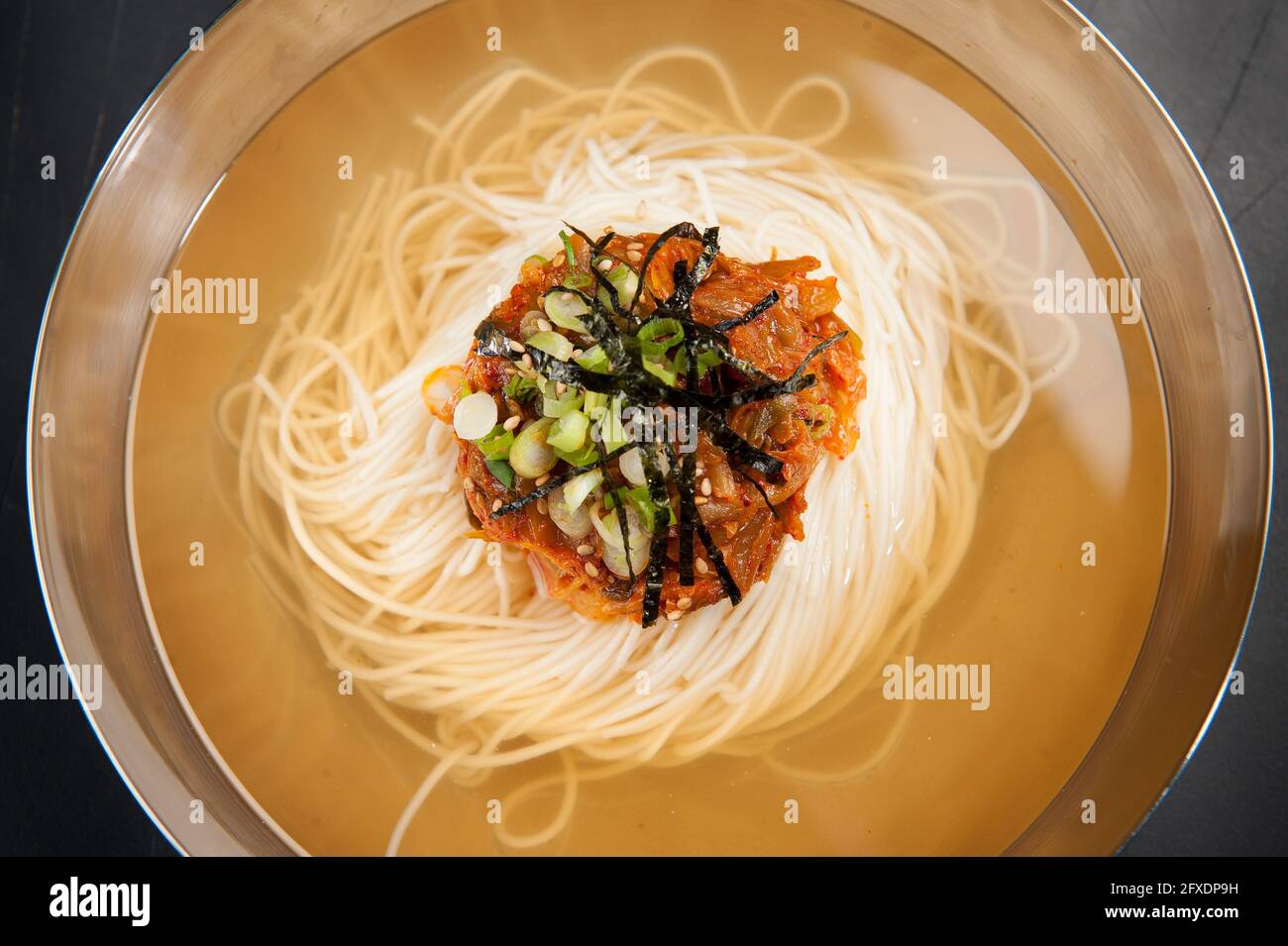 Ramen noodles in brodo con kimchi in un ristorante coreano. Foto Stock