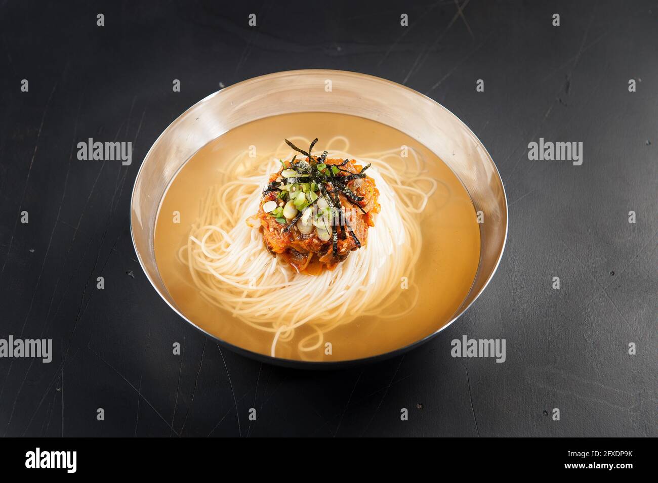 Ramen noodles in brodo con kimchi in un ristorante coreano. Foto Stock