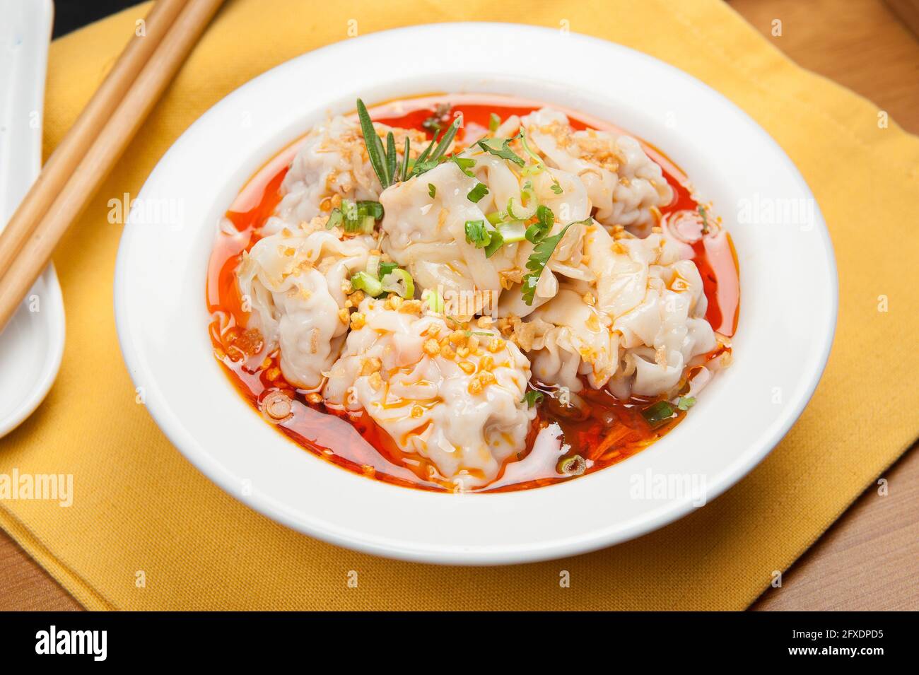 Dim Sum gnocchi in zuppa in un ristorante coreano. Foto Stock