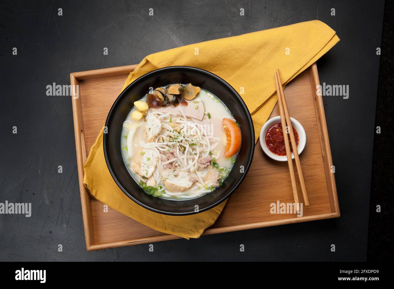 Noodle e tofu in una zuppa asiatica in un ristorante coreano. Foto Stock