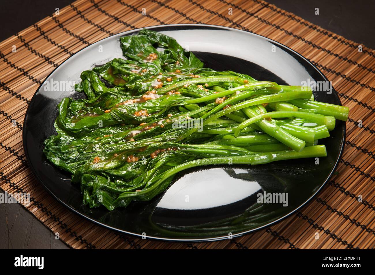 Fritto gai lan in un ristorante coreano. Foto Stock