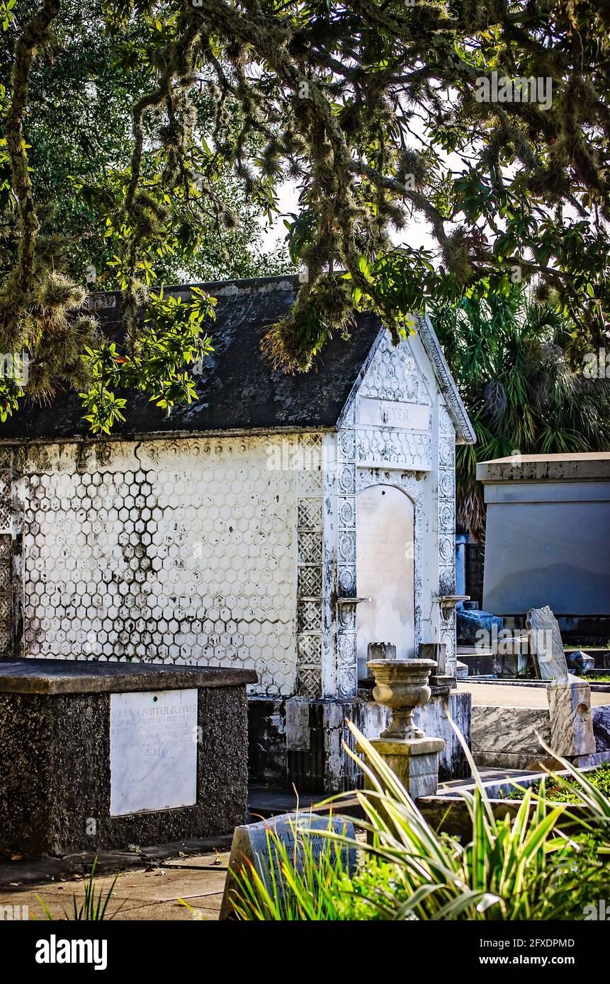 Tombe sopra terra e tombe di famiglia sono raffigurate al cimitero di Odd Fellows Rest, 14 novembre 2015, a New Orleans, Louisiana. Foto Stock