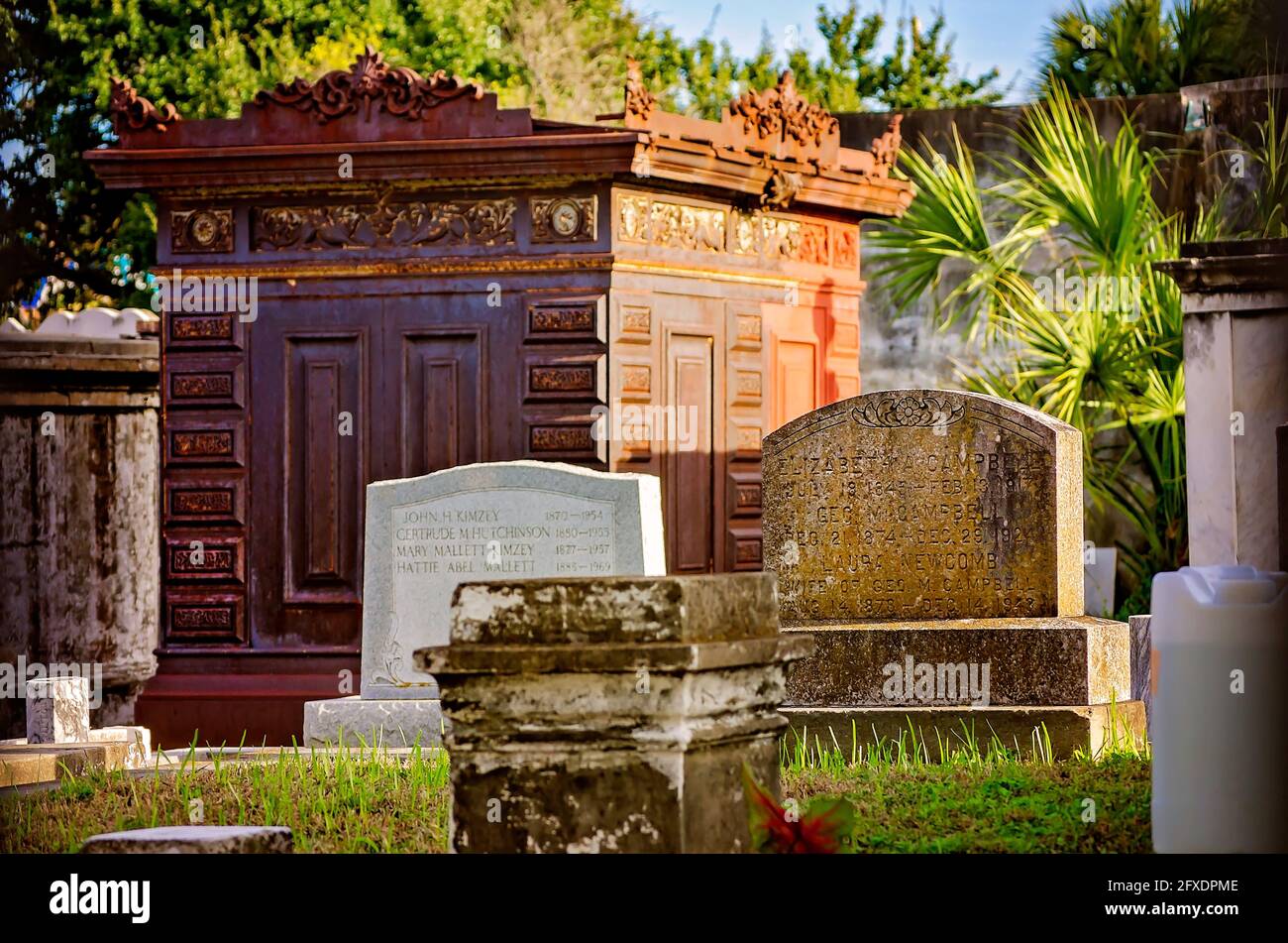 Tombe sopra terra sono raffigurate al cimitero di riposo Odd Fellows, 14 novembre 2015, a New Orleans, Louisiana. Foto Stock