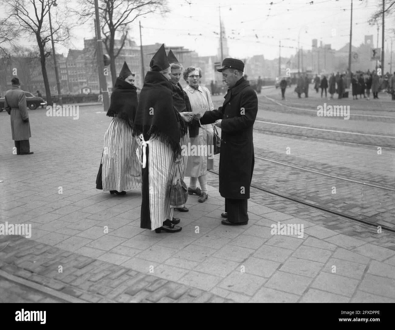 Sciopero dipendenti municipali Amsterdam, offrire un opuscolo pubblico, 31 marzo 1955, scioperi, offerte, Dipendenti municipali, pubblico, Paesi Bassi, foto agenzia stampa del XX secolo, notizie da ricordare, documentario, fotografia storica 1945-1990, storie visive, Storia umana del XX secolo, che cattura momenti nel tempo Foto Stock