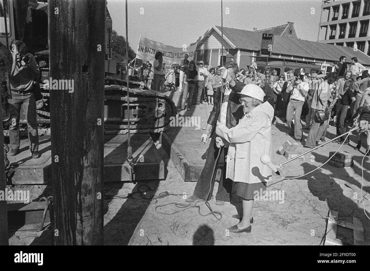 Inizio di un nuovo edificio nel quartiere di Amsterdam Nieuwmarkt, commissionato dal Dipartimento di informazione comunale, inizio di un nuovo edificio, 23 agosto 1976, Paesi Bassi, foto agenzia stampa del XX secolo, notizie da ricordare, documentario, fotografia storica 1945-1990, storie visive, Storia umana del XX secolo, che cattura momenti nel tempo Foto Stock