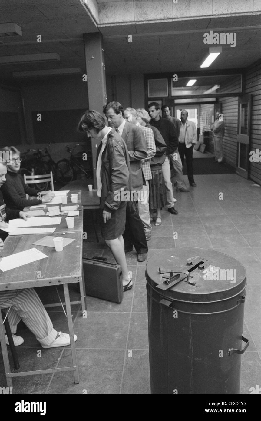 Voto ad Amsterdam, 6 settembre 1989, seggi elettorali, elezioni, I Paesi Bassi, foto agenzia stampa del XX secolo, notizie da ricordare, documentario, fotografia storica 1945-1990, storie visive, Storia umana del XX secolo, che cattura momenti nel tempo Foto Stock