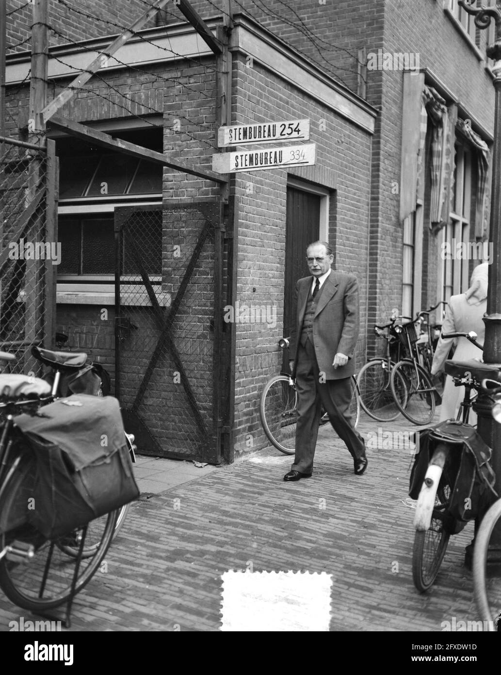 Voto per i consigli comunali. Primo Ministro Dr. Drees in cammino per la stazione di voto, 27 maggio 1953, elezioni comunali, ministri, Seggi elettorali, elezioni, Paesi Bassi, foto agenzia stampa del XX secolo, notizie da ricordare, documentario, fotografia storica 1945-1990, storie visive, Storia umana del XX secolo, che cattura momenti nel tempo Foto Stock