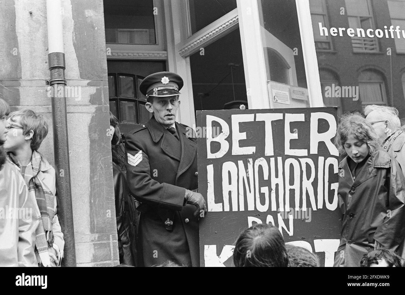 La Pro Lang Haar Foundation ha tenuto uno sciopero sit-down presso il barbershop di J. Verhulststraat, 26 febbraio 1966, scioperi, fondazioni, I Paesi Bassi, foto agenzia stampa del XX secolo, notizie da ricordare, documentario, fotografia storica 1945-1990, storie visive, Storia umana del XX secolo, che cattura momenti nel tempo Foto Stock